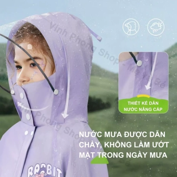 Để dễ hình dung, chúng ta hãy đưa ra bảng so sánh ngắn gọn giữa áo mưa thông thường (chỉ có khả năng chống thấm) và áo mưa đa chức năng có ngăn đựng balo và tay áo phản quang. (Ảnh 4)