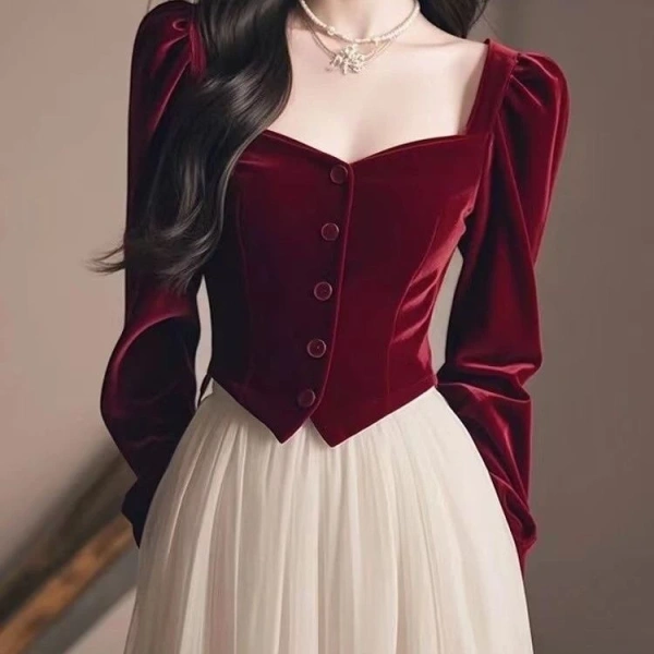 Áo nhung đỏ cổ vuông mùa lễ khiến người mặc nhận ra chất liệu quyết định cảm giác thoải mái suốt buổi tiệc - Ảnh 1 Áo nhung đỏ cổ vuông mùa lễ khiến người mặc nhận ra chất liệu quyết định cảm giác thoải mái suốt buổi tiệc - Ảnh 1