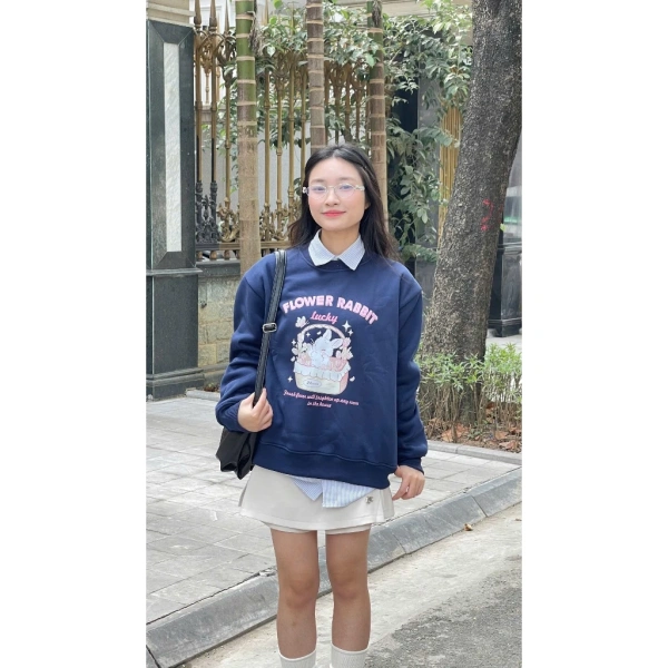 Một trong những yếu tố quan trọng để “đánh bại” cảm giác lúng túng là cách bạn kết hợp áo nỉ với các món đồ khác. (Ảnh 3) Một trong những yếu tố quan trọng để “đánh bại” cảm giác lúng túng là cách bạn kết hợp áo nỉ với các món đồ khác. (Ảnh 3)