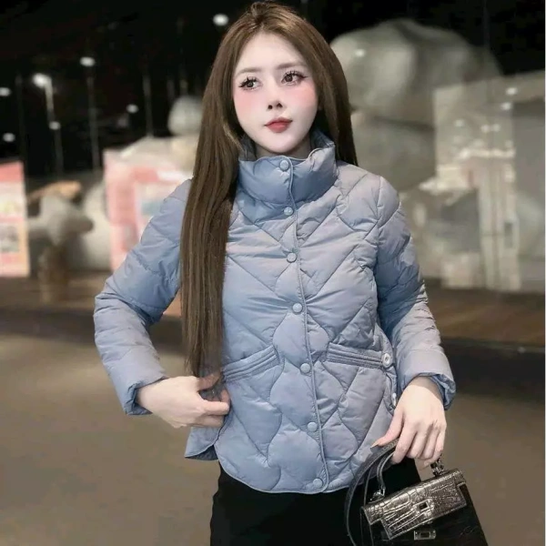 Trong những năm qua, xu hướng áo khoác “độ dày tối đa” dần nhường chỗ cho “độ nhẹ tối ưu”. (Ảnh 2) Trong những năm qua, xu hướng áo khoác “độ dày tối đa” dần nhường chỗ cho “độ nhẹ tối ưu”. (Ảnh 2)