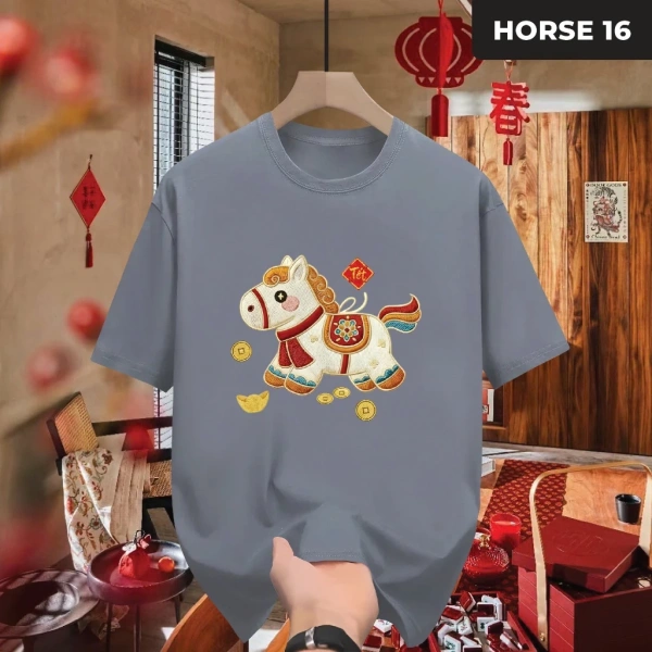Một số cửa hàng cho phép khách hàng thử độ căng của áo bằng cách kéo nhẹ phần vai hoặc eo. (Ảnh 4)