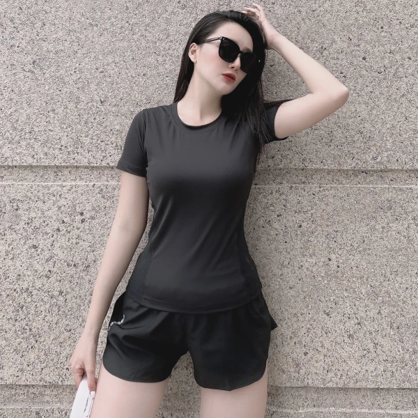 Mặc dù lớp thun co giãn 4 chiều giúp áo ôm sát cơ thể, nhưng khi chạy marathon – một hoạt động yêu cầu độ dẻo dai tối đa của khớp và cơ – lớp áo dày dặn có thể gây cảm giác “cản trở”. (Ảnh 3)
