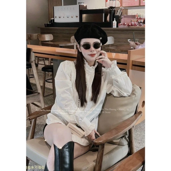 Trong thị trường hiện nay, áo sơ mi đính đá với cổ trụ bèo không quá hiếm, nhưng chất lượng và mức độ thoải mái vẫn còn đa dạng. (Ảnh 4)