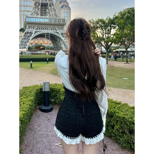Set màu xanh dương hoặc tím, áo yếm viền bạc, phối cùng blazer đen và giày cao gót màu đen. (Ảnh 5) Set màu xanh dương hoặc tím, áo yếm viền bạc, phối cùng blazer đen và giày cao gót màu đen. (Ảnh 5)