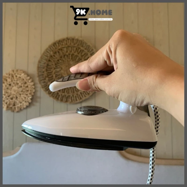 Ở nhiều quốc gia, ổ cắm điện có tiêu chuẩn khác nhau (230 V, 110 V). (Ảnh 3) Ở nhiều quốc gia, ổ cắm điện có tiêu chuẩn khác nhau (230 V, 110 V). (Ảnh 3)