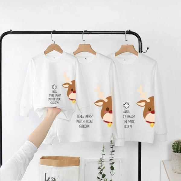 Áo sweater thường được làm từ các loại vải nỉ dày, lót lông mềm mại để giữ nhiệt. (Ảnh 2)