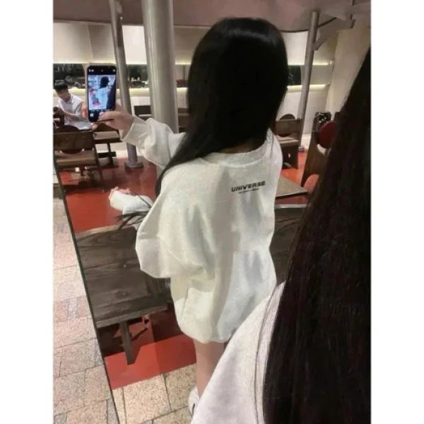 Một trong những mẫu được giới trẻ ưa chuộng hiện nay là Áo Sweater Nỉ Bông Form Rộng Nam Nữ Unisex Tay Bồng Dáng Oversize Xám Tiêu In Chữ Đơn Giản (mã sản phẩm: XẢ TẾT). (Ảnh 4) Một trong những mẫu được giới trẻ ưa chuộng hiện nay là Áo Sweater Nỉ Bông Form Rộng Nam Nữ Unisex Tay Bồng Dáng Oversize Xám Tiêu In Chữ Đơn Giản (mã sản phẩm: XẢ TẾT). (Ảnh 4)