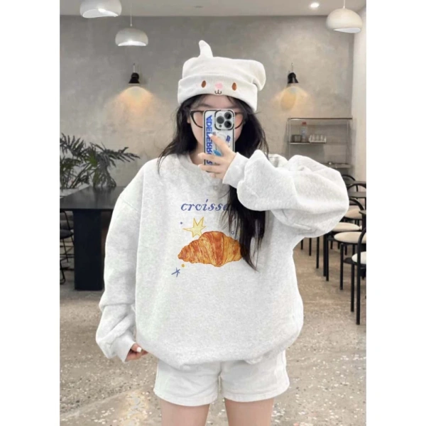 Trong bối cảnh thị trường thời trang ngày càng phong phú, giá áo sweater nỉ cũng có xu hướng “tâm lý”. (Ảnh 2) Trong bối cảnh thị trường thời trang ngày càng phong phú, giá áo sweater nỉ cũng có xu hướng “tâm lý”. (Ảnh 2)