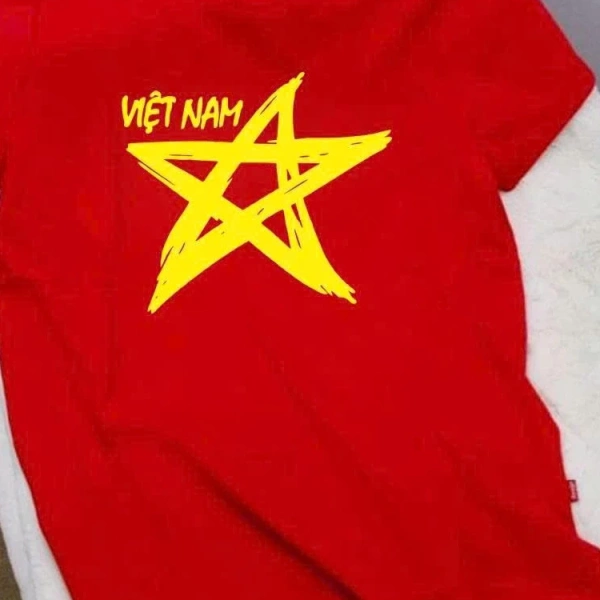 Những chiếc áo thun cờ đỏ sao vàng hiện nay thường được làm từ vải thun cotton co giãn, một loại vải được sản xuất bằng cách kết hợp sợi bông tự nhiên với một lượng nhỏ sợi elastane (hoặc spandex). (Ảnh 2)
