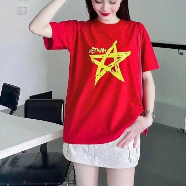 Áo cờ đỏ sao vàng truyền thống thường sử dụng hình in sao vàng theo mẫu gốc – màu vàng kim loại, hình dáng cố định. (Ảnh 4)