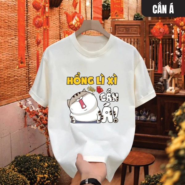 Áo thun Tết 2026 không chỉ là một món đồ mặc mà còn mang thông điệp “Mừng Du Xuân”. (Ảnh 3) Áo thun Tết 2026 không chỉ là một món đồ mặc mà còn mang thông điệp “Mừng Du Xuân”. (Ảnh 3)