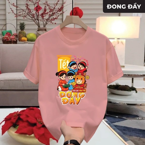 Trong danh mục áo thun CVC đang được giới trẻ săn lùng, Áo Thun Tết 2026 ĐONG ĐẦY Unisex Nam Nữ Cổ Tròn Vải CVC Cá Sấu Mềm Mại Co Giãn In Đẹp Du Xuân nổi bật nhờ thiết kế đặc biệt, phù hợp với tinh thần “may mắn – vui vẻ – sung túc” của dịp Tết. (Ảnh 3) Trong danh mục áo thun CVC đang được giới trẻ săn lùng, Áo Thun Tết 2026 ĐONG ĐẦY Unisex Nam Nữ Cổ Tròn Vải CVC Cá Sấu Mềm Mại Co Giãn In Đẹp Du Xuân nổi bật nhờ thiết kế đặc biệt, phù hợp với tinh thần “may mắn – vui vẻ – sung túc” của dịp Tết. (Ảnh 3)