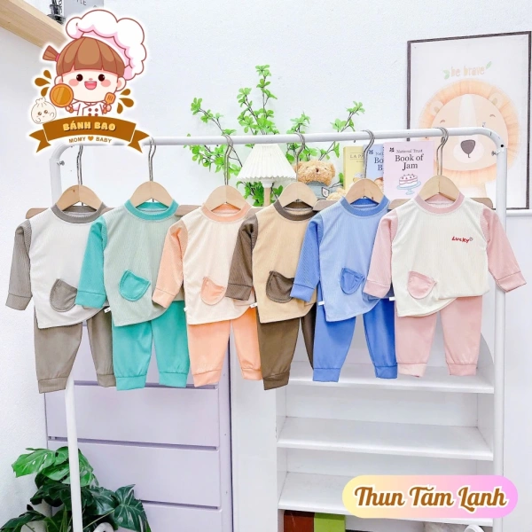 Áo thun dài tay trẻ em mùa hè: khi mong đợi cảm giác mát nhẹ, thực tế lớp cổ nút lại gây khó chịu cho bé - Ảnh 1 Áo thun dài tay trẻ em mùa hè: khi mong đợi cảm giác mát nhẹ, thực tế lớp cổ nút lại gây khó chịu cho bé - Ảnh 1