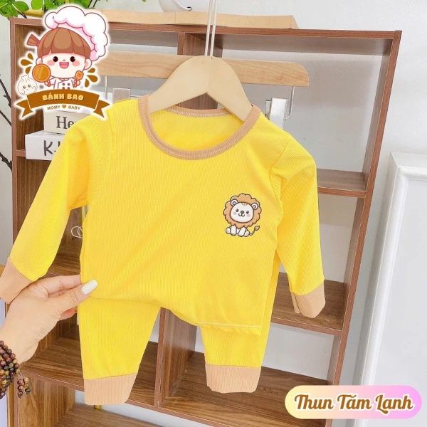 Rất nhiều mẫu áo dài tay trẻ em được thiết kế với lớp cổ nút để giữ ấm và tránh bị xòe ra ngoài. (Ảnh 4) Rất nhiều mẫu áo dài tay trẻ em được thiết kế với lớp cổ nút để giữ ấm và tránh bị xòe ra ngoài. (Ảnh 4)