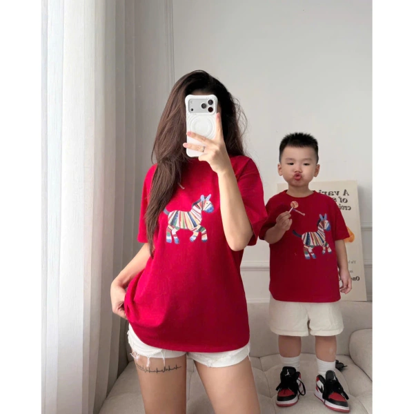 Áo thun đồng màu đỏ đô cho gia đình dịp Tết khiến mọi người nhận ra việc chọn size là thử thách thực sự - Ảnh 1