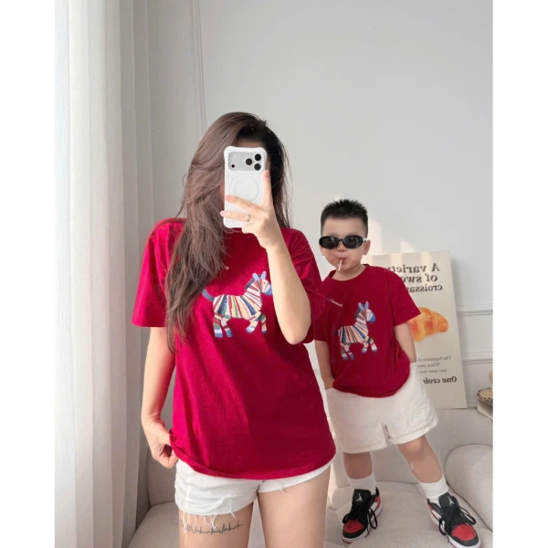 Áo thun cộc tay mang lại cảm giác thoáng mát, thích hợp cho thời tiết đầu xuân, khi nhiệt độ trong nhà và ngoài trời thay đổi nhanh. (Ảnh 2)