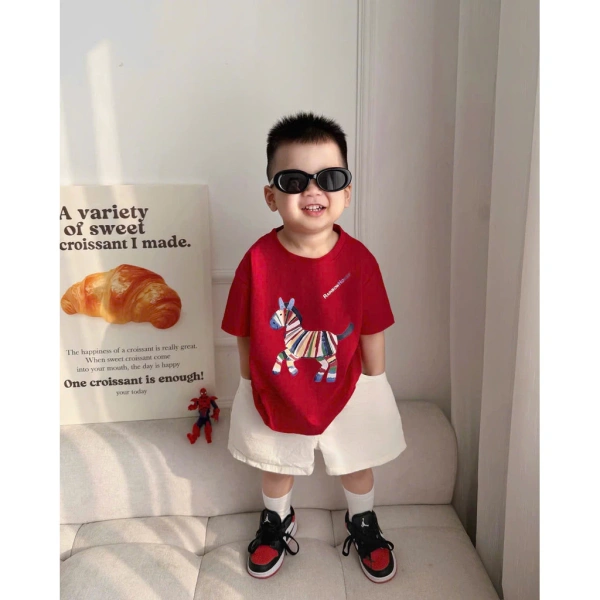 Với cotton 4 chiều co giãn, áo thun sẽ có độ “độn” nhất định. (Ảnh 4)