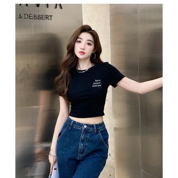Áo thun nữ dáng croptop cotton vừa ôm vừa thoáng, nhưng chi tiết đường may sẽ quyết định độ bền lâu dài. - Ảnh 1 Áo thun nữ dáng croptop cotton vừa ôm vừa thoáng, nhưng chi tiết đường may sẽ quyết định độ bền lâu dài. - Ảnh 1