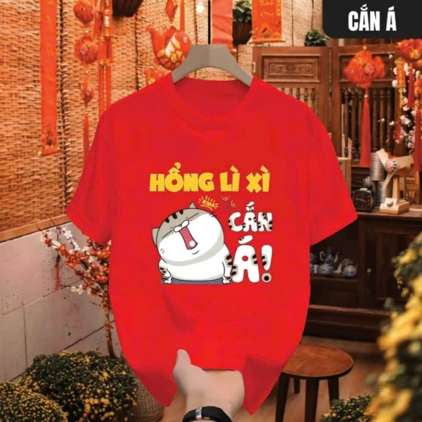 Áo thun unisex cổ tròn bằng cotton mềm mại khiến người mua phải cân nhắc lại cách chọn trang phục cho ngày Tết - Ảnh 1 Áo thun unisex cổ tròn bằng cotton mềm mại khiến người mua phải cân nhắc lại cách chọn trang phục cho ngày Tết - Ảnh 1