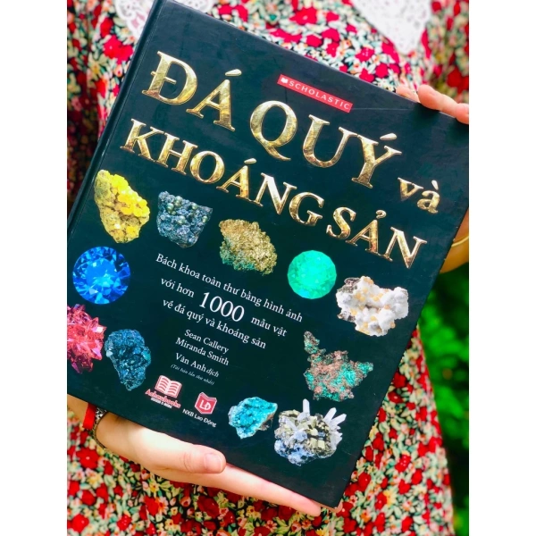 Sách “Đá Quý và Khoáng Sản” của Á Châu Books là một ví dụ điển hình về cách tích hợp hình ảnh, dữ liệu và infographic thành một “thư viện mini” chuyên nghiệp. (Ảnh 3)