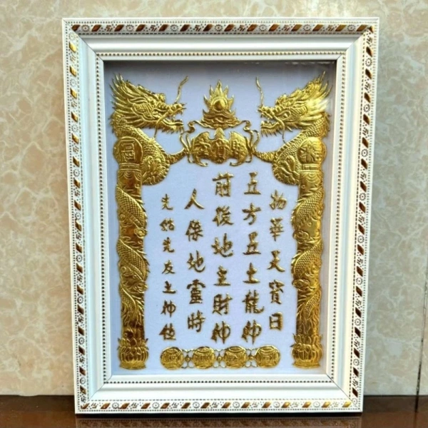 Với nhiều loại bài vị gỗ hoặc đá, việc đặt trực tiếp lên sàn gạch hoặc bê tông không chỉ gây hao mòn vật liệu mà còn làm “đứt” dòng năng lượng. (Ảnh 2) Với nhiều loại bài vị gỗ hoặc đá, việc đặt trực tiếp lên sàn gạch hoặc bê tông không chỉ gây hao mòn vật liệu mà còn làm “đứt” dòng năng lượng. (Ảnh 2)