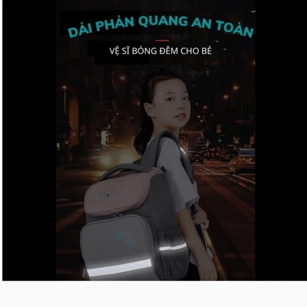 Đặt những cuốn sách dày, giáo trình, vở tập trọng lượng lớn gần phần lưng của balo, sao cho trọng tâm nằm ngay dưới vai. (Ảnh 3) Đặt những cuốn sách dày, giáo trình, vở tập trọng lượng lớn gần phần lưng của balo, sao cho trọng tâm nằm ngay dưới vai. (Ảnh 3)