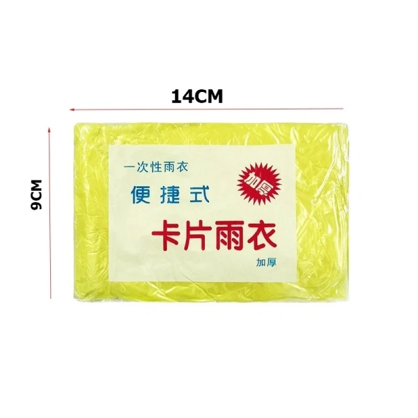 Chiếc áo mưa gấp gọn phổ biến trên thị trường hiện nay có giá khoảng 20,000 – 25,000 đồng mỗi chiếc. (Ảnh 2)