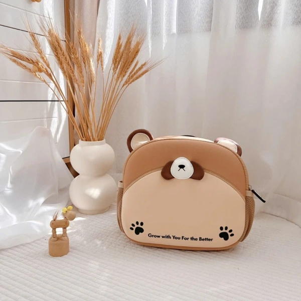 Để có cái nhìn khách quan, chúng ta hãy xem xét một số điểm so sánh giữa balo hình thỏ và các mẫu balo không in hình động vật, nhưng có cấu trúc tương tự. (Ảnh 3) Để có cái nhìn khách quan, chúng ta hãy xem xét một số điểm so sánh giữa balo hình thỏ và các mẫu balo không in hình động vật, nhưng có cấu trúc tương tự. (Ảnh 3)
