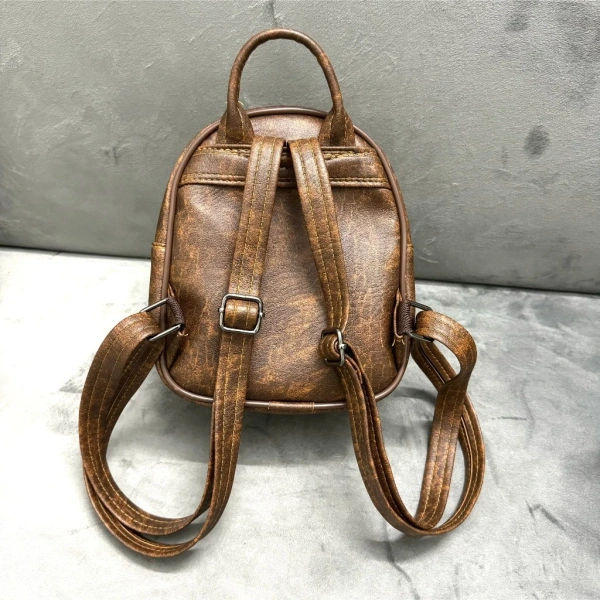 Những chất tẩy rửa dạng kiềm mạnh hoặc dung dịch chứa cồn cao có thể làm suy yếu lớp PU. (Ảnh 5)