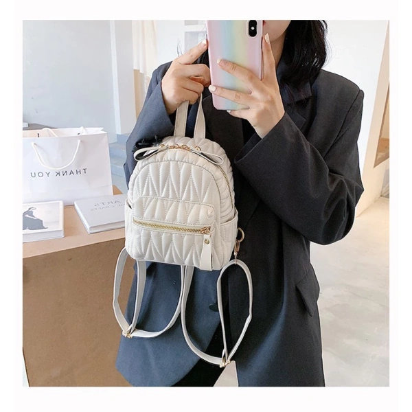 Để giải quyết nỗi lo chật hẹp khi sử dụng balo mini, việc lựa chọn một mẫu balo có thiết kế thông minh, chất liệu bền và giá thành hợp lý là điều cần thiết. (Ảnh 4)