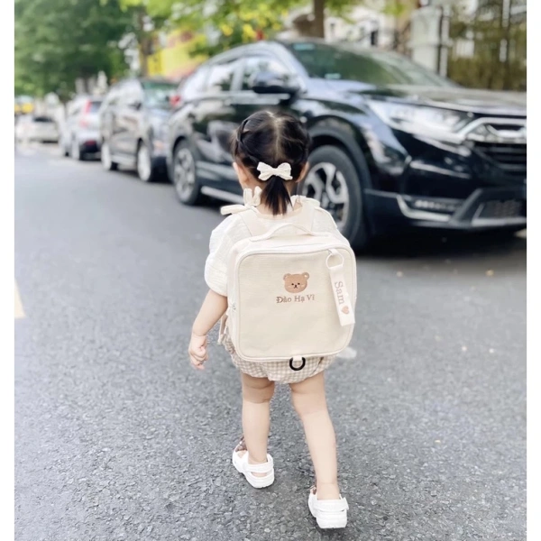 Dù balo thêu tên được làm từ chất liệu bền, nhưng mỗi trẻ có tốc độ phát triển và nhu cầu khác nhau. (Ảnh 4) Dù balo thêu tên được làm từ chất liệu bền, nhưng mỗi trẻ có tốc độ phát triển và nhu cầu khác nhau. (Ảnh 4)