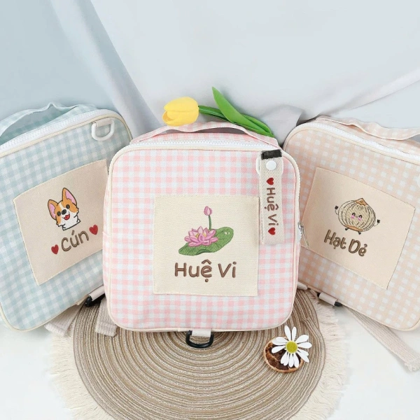 Balo thêu tên cho bé khiến trẻ tự tin, nhưng móc treo lại là rắc rối bất ngờ - Ảnh 1