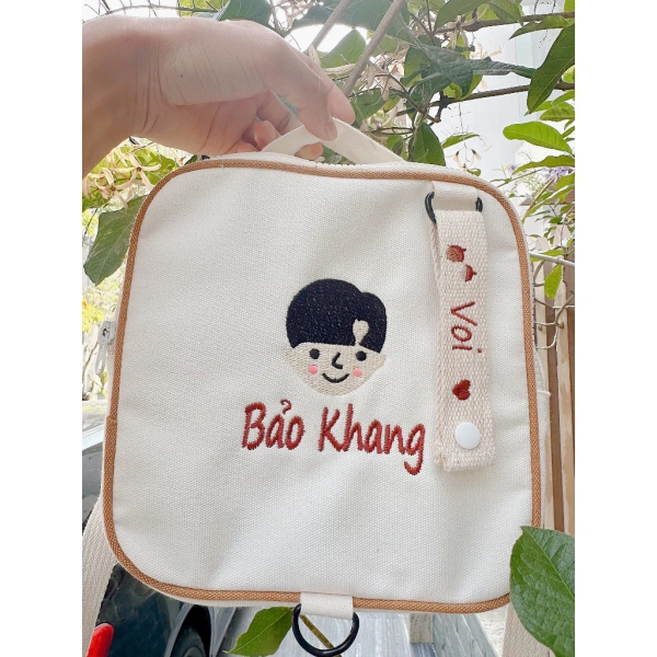 Thẻ tên (tag) gắn trên móc treo không chỉ là phụ kiện thời trang mà còn là công cụ an toàn. (Ảnh 2)