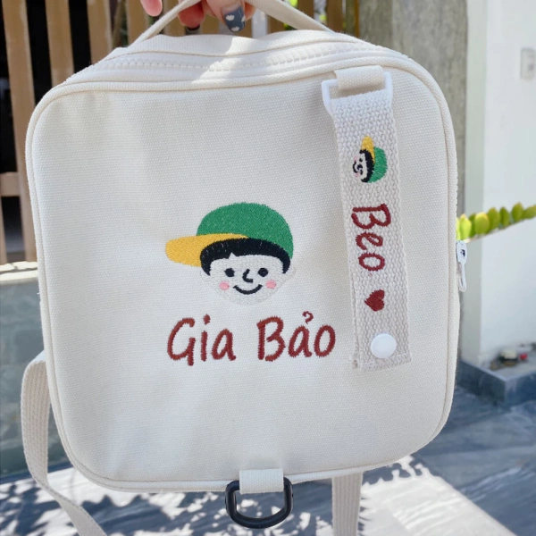 Một mẫu balô được quảng cáo là “Balo thêu tên cho bé mẫu giáo phong cách Hàn Quốc” đã đáp ứng phần lớn các tiêu chí trên. (Ảnh 5)