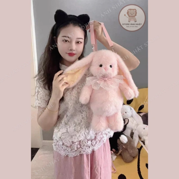Đặt những vật nặng (bút viết, sách giáo khoa) ở ngăn dưới, các vật nhẹ (đồ chơi, snack) ở ngăn trên để cân bằng trọng lực, giảm áp lực lên mặt trước và mặt sau của balo. (Ảnh 5) Đặt những vật nặng (bút viết, sách giáo khoa) ở ngăn dưới, các vật nhẹ (đồ chơi, snack) ở ngăn trên để cân bằng trọng lực, giảm áp lực lên mặt trước và mặt sau của balo. (Ảnh 5)