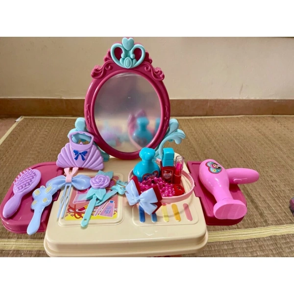 Bên cạnh đó, nếu bé muốn mang balo ra ngoài đường (đi dã ngoại, tham gia bữa tiệc sinh nhật), bạn có thể kết hợp với một chiếc “túi nhẹ” phụ để giảm tải gương và các vật dụng nặng. (Ảnh 4)
