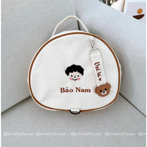 Balo tròn có dây tag thêu tên cho bé bật mí bất ngờ: nhãn tên không chỉ dễ thương mà còn giảm nguy cơ mất đồ nhanh hơn. - Ảnh 3 Balo tròn có dây tag thêu tên cho bé bật mí bất ngờ: nhãn tên không chỉ dễ thương mà còn giảm nguy cơ mất đồ nhanh hơn. - Ảnh 3