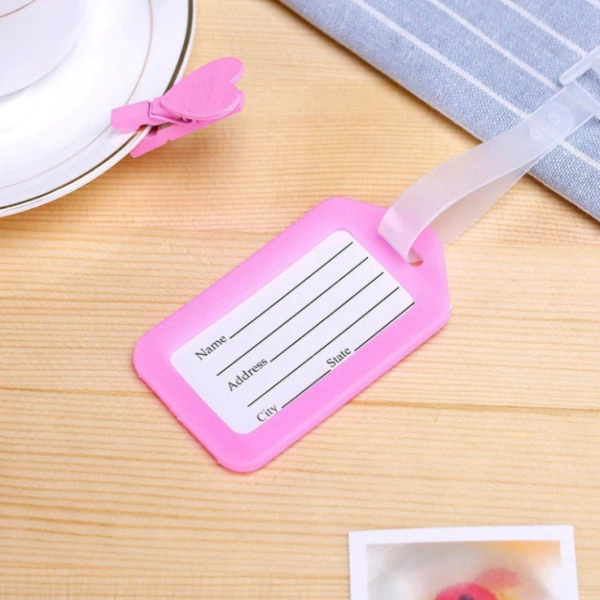 Balo và vali có gắn tên cho bé giúp giảm lo lắng, nhưng thực tế thường gây rối trong việc sắp xếp đồ dùng hàng ngày. - Ảnh 3
