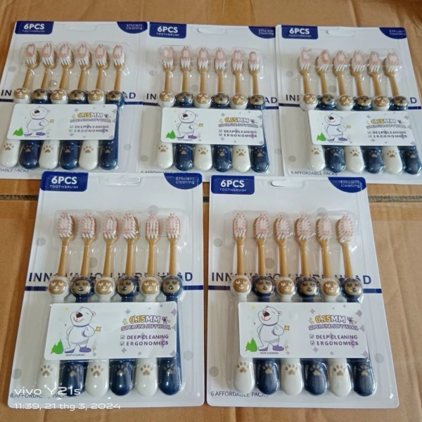 Đa số các loại bàn chải chỉ đi kèm với một hộp nhựa kín, không có lỗ thông hơi. (Ảnh 3) Đa số các loại bàn chải chỉ đi kèm với một hộp nhựa kín, không có lỗ thông hơi. (Ảnh 3)