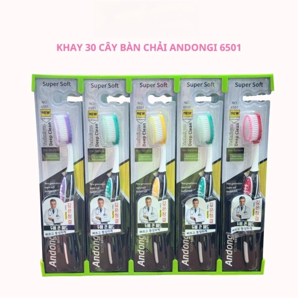 Bàn chải lông mềm được thiết kế với sợi nylon hoặc polyester có độ dẻo cao, giúp tiếp cận các khe răng một cách nhẹ nhàng mà không gây tổn thương men răng. (Ảnh 2) Bàn chải lông mềm được thiết kế với sợi nylon hoặc polyester có độ dẻo cao, giúp tiếp cận các khe răng một cách nhẹ nhàng mà không gây tổn thương men răng. (Ảnh 2)