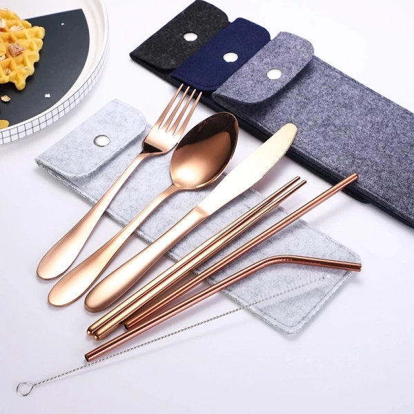 Theo một nghiên cứu của Bộ Tài nguyên và Môi trường, mỗi chuyến du lịch ngắn ngày trung bình tạo ra khoảng 30-40 chiếc đũa, muỗng nhựa dùng một lần. (Ảnh 3)