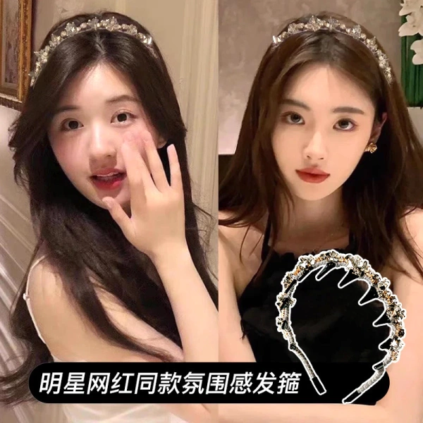 Kỹ thuật đơn giản nhưng hiệu quả: đưa băng đô lên tới mức cao nhất của đầu, sau đó nhẹ nhàng “kẹp” phần tóc ở hai bên. (Ảnh 3) Kỹ thuật đơn giản nhưng hiệu quả: đưa băng đô lên tới mức cao nhất của đầu, sau đó nhẹ nhàng “kẹp” phần tóc ở hai bên. (Ảnh 3)
