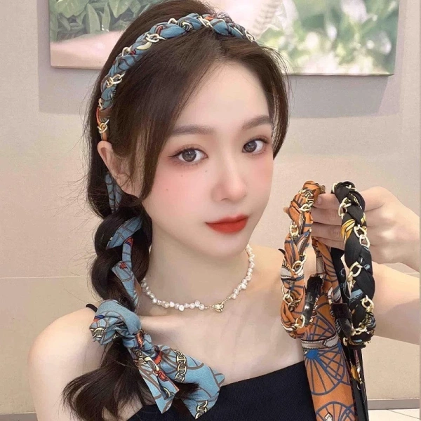 Trên thị trường hiện nay, băng đô có thể được làm từ nhiều loại vật liệu như vải cotton, nhựa silicone, acrylic, lụa, hoặc kim loại nhẹ. (Ảnh 4)