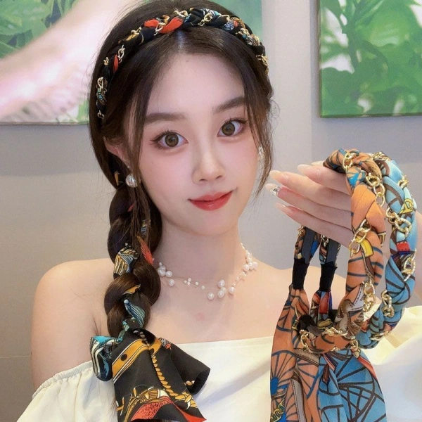 Việc chọn một chiếc băng đô không chỉ dựa trên tính năng giữ tóc, mà còn phụ thuộc vào cách nó hòa nhập vào “câu chuyện” thời trang của bạn. (Ảnh 5)