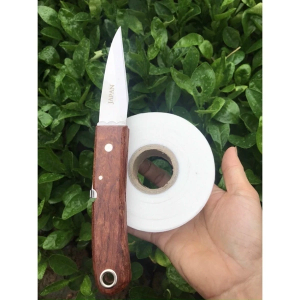 Bộ sản phẩm bao gồm một dao ghép cây gọn nhẹ làm từ thép SK5 theo tiêu chuẩn công nghệ Nhật Bản và băng keo tự hủy 3 cm. (Ảnh 3)
