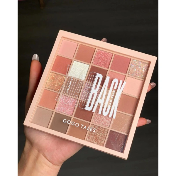 Bảng phấn mắt 25 ô hứa hẹn đa dạng màu sắc, nhưng thực tế lại bộc lộ những hạn chế khi tạo lớp - Ảnh 3 Bảng phấn mắt 25 ô hứa hẹn đa dạng màu sắc, nhưng thực tế lại bộc lộ những hạn chế khi tạo lớp - Ảnh 3