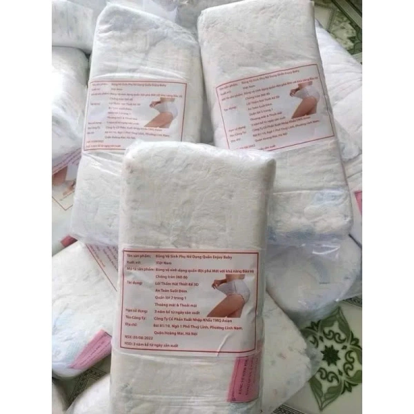 So với băng vệ sinh tròn truyền thống, băng vệ sinh dạng quần có thiết kế giống như một chiếc quần ngắn, giúp bé dễ dàng di chuyển mà không lo “lở lớp” hay bị rách khi gập lại. (Ảnh 2)