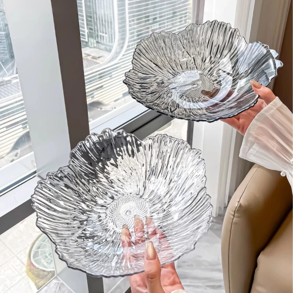 Một số khay được thiết kế “vân nổi” hoặc “họa tiết hoa”. (Ảnh 2) Một số khay được thiết kế “vân nổi” hoặc “họa tiết hoa”. (Ảnh 2)