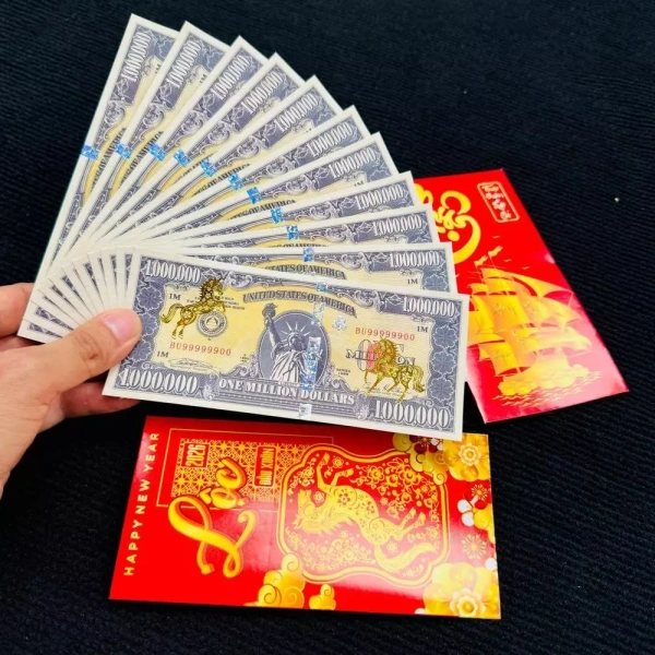 Những người muốn tạo ấn tượng sâu sắc hơn trong dịp tặng quà năm mới có thể sử dụng Tiền lì xì tết 2026 BÍNH NGỌ tờ $1 triệu đô Mỹ hình con Ngựa chiêu tài lộc (giá gốc 9.082 VNĐ, giá ưu đãi 7.208 VNĐ) như một “phụ kiện” đi kèm. (Ảnh 4)