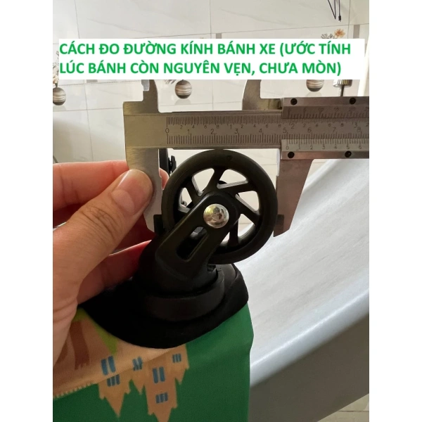 Hiện nay, thị trường bán lẻ có nhiều loại bánh xe vali, từ bánh nhựa thường đến bánh kim loại có bạc đạn. (Ảnh 2)